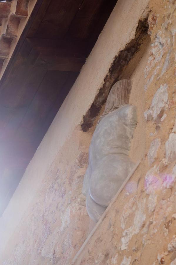 Domus Lapidis - *